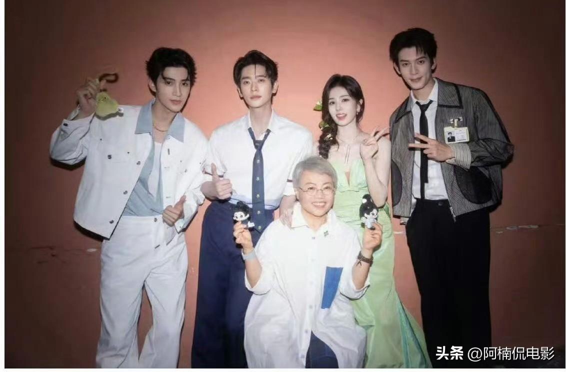 《莫离》宣传合照惹来非议，前辈导演林玉芬躬身蹲下，几位年轻演员却坦然站在身后。白