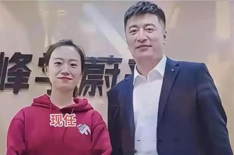 张雪峰曾在公开场合这样评价自己的另一半！

他讲，妻子明明可以不用出去上班，家里