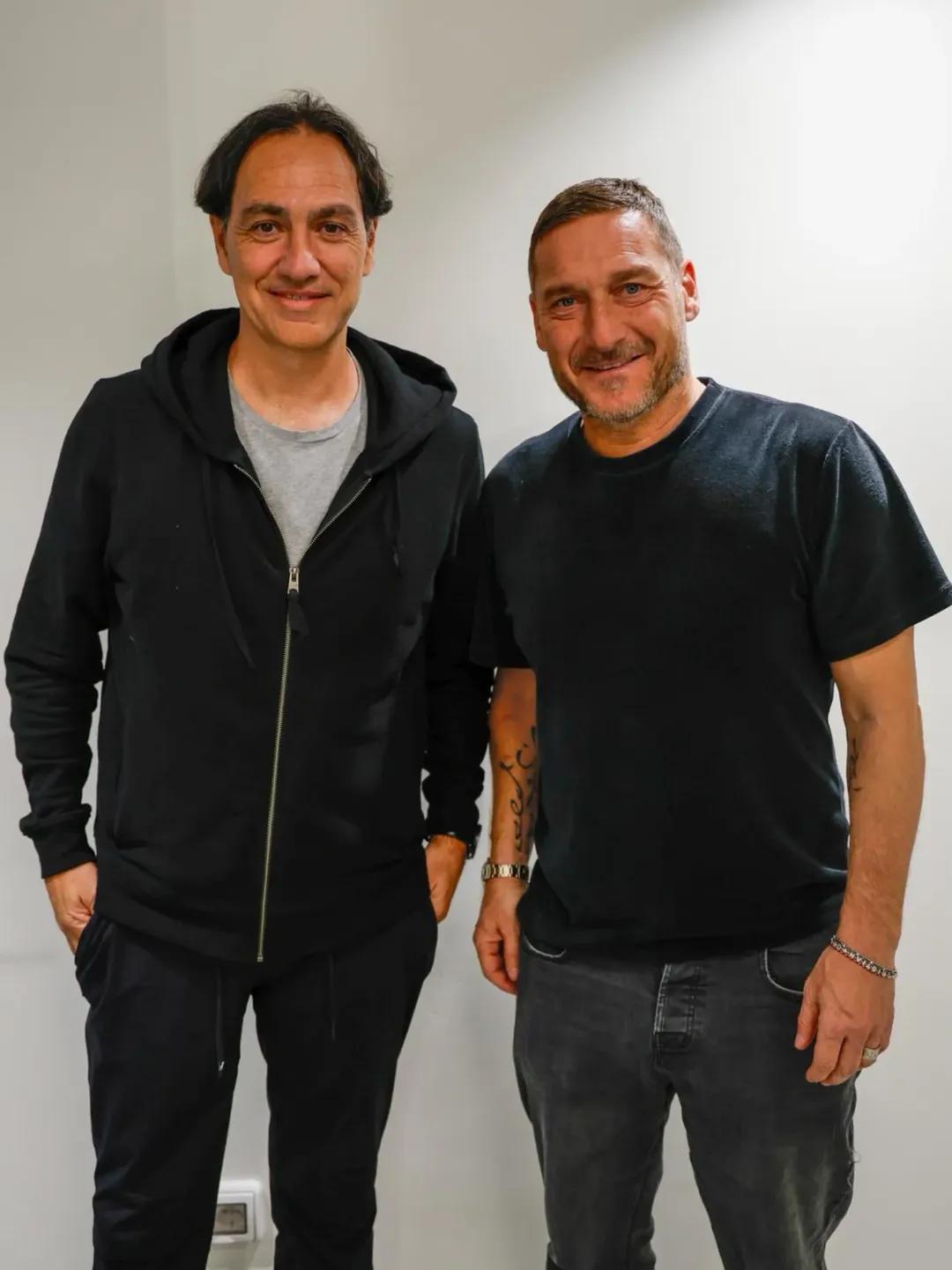 拉齐奥球迷和罗马球迷成为朋友？
这在意大利首都是不可想象的，但是一起合个影肯定没