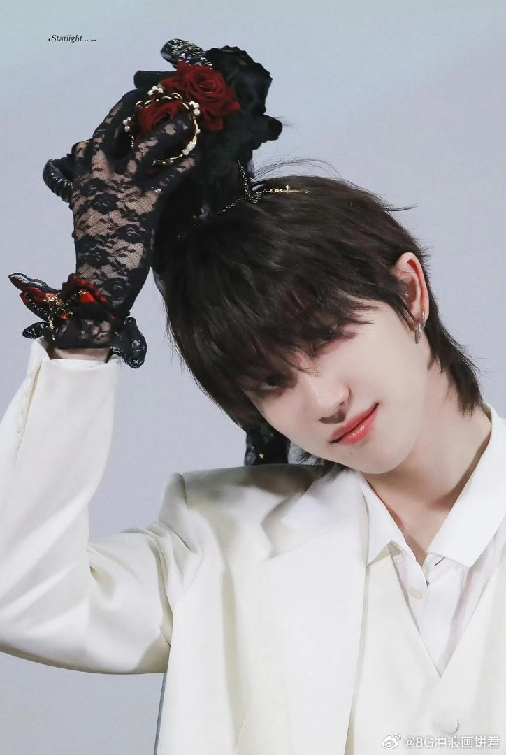 徐明浩四月的漂流MV 徐明浩愚人节发《四月的漂流》，粉丝心甘情愿被“骗”。这波操