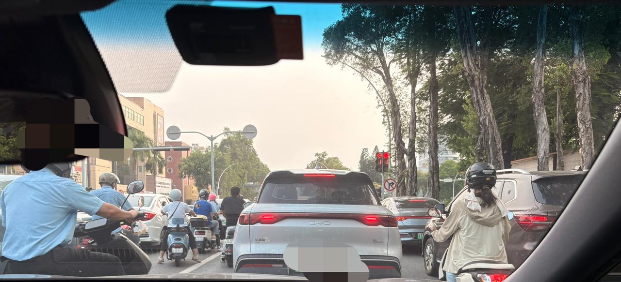 上班路上，三车道，全部都有电动车。

你们在的城市有这种现象吗？

上班的交通确