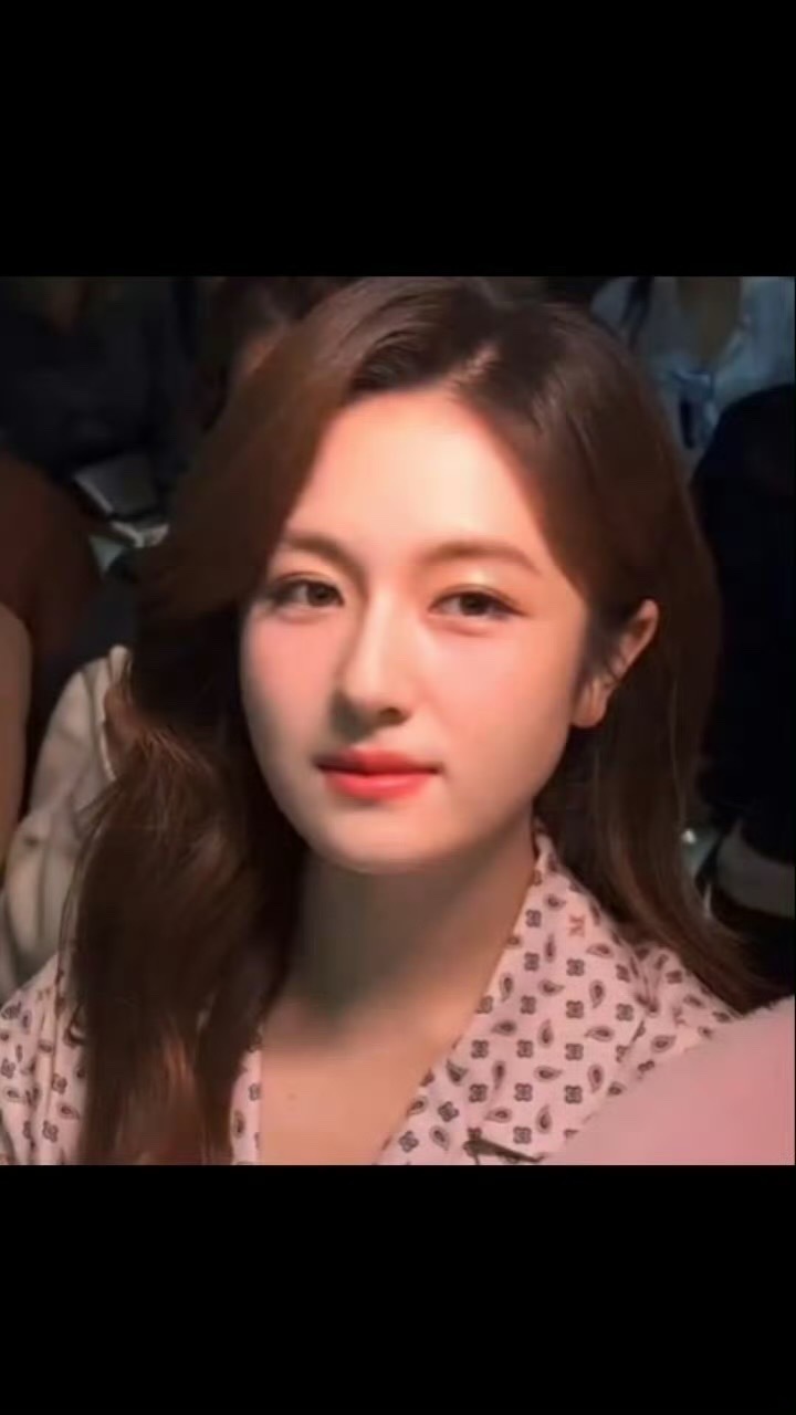 李兰迪怎么美成这样被李兰迪的新造型一眼惊艳！慵懒大波浪搭配樱花粉大衣，将甜妹气质