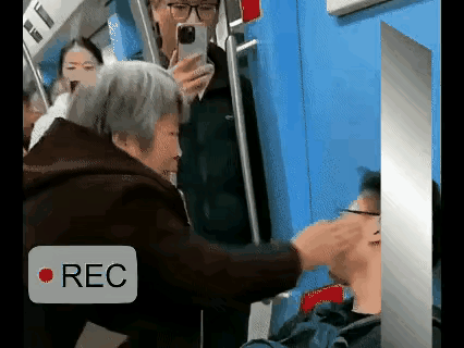 小伙没主动让座，老太太直接上去一巴掌，没想小伙直接还回去了，你认为小伙该还手吗？