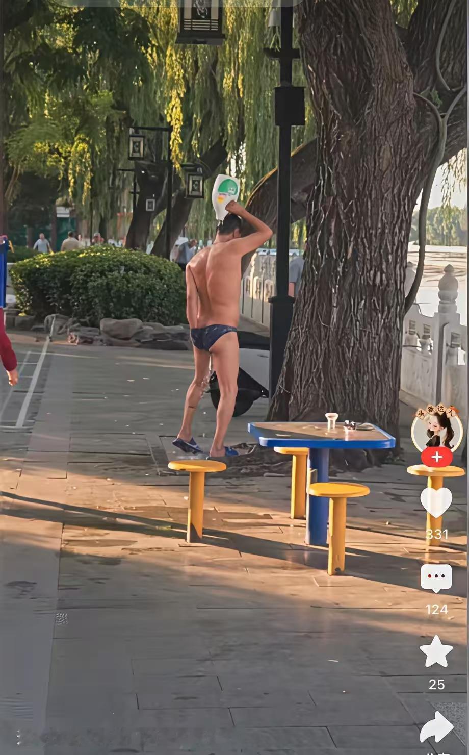 阿三不敢一个人在路边这么操作，如果四五个阿三倒是很可能，那时他们胆子比较大。中国