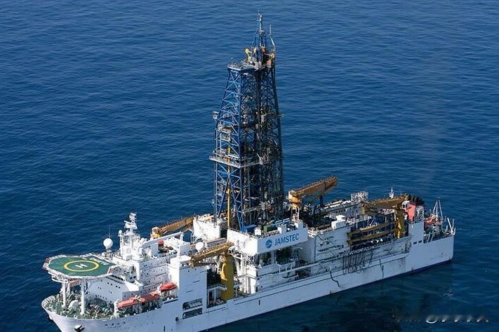 不过，日本开发海底稀土操作起来却是难上加难。一是6000米左右的深海作业，对器械