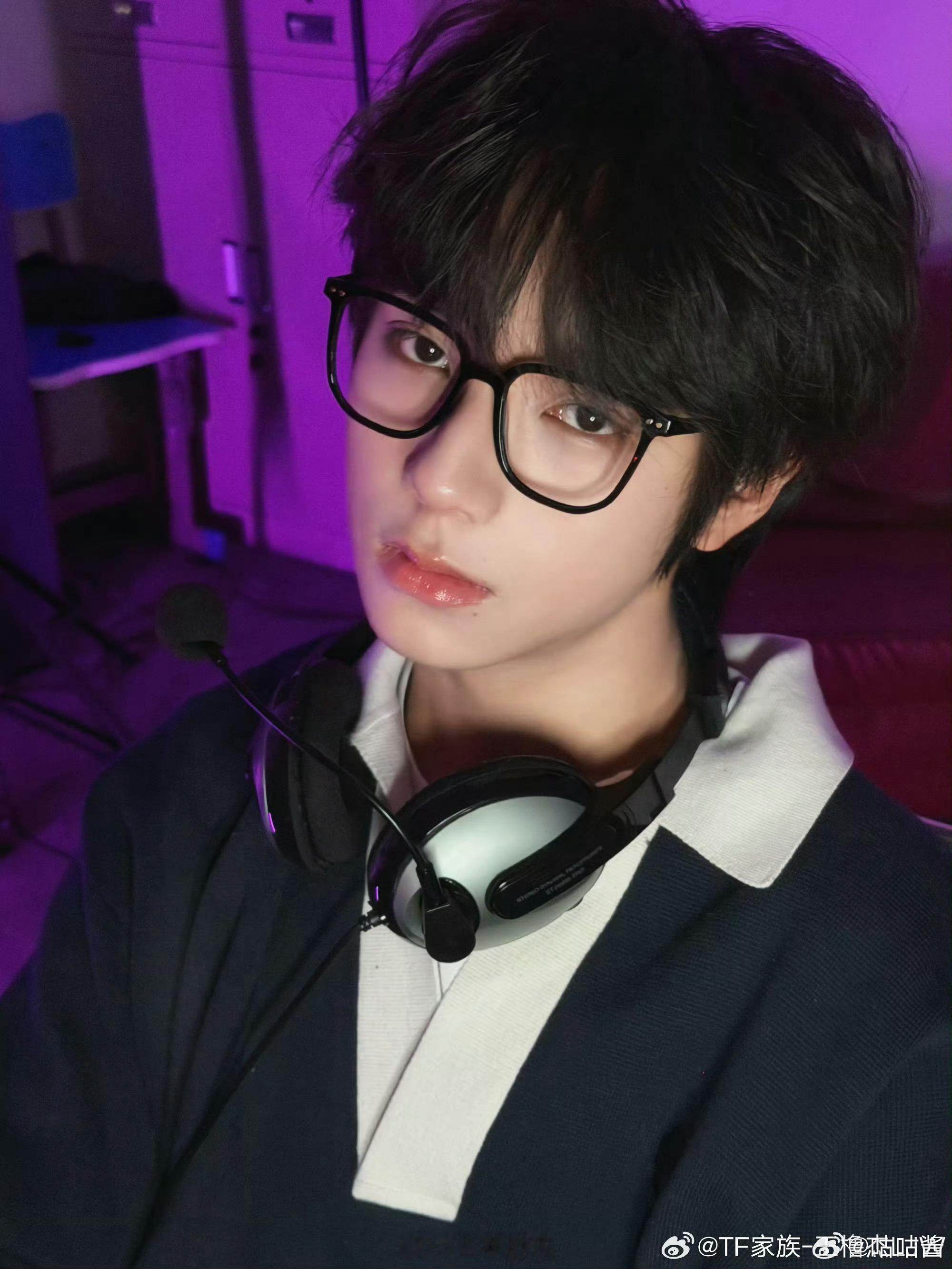 王橹杰黑框电竞男王橹杰开朗明媚的一个人 这把是真帅，爱了 