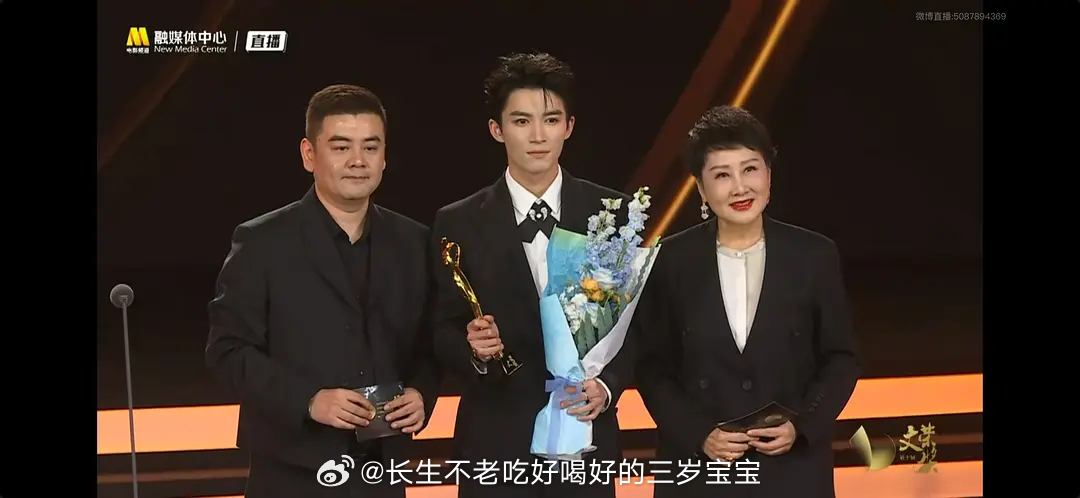 #王星越文荣奖最佳剧集男演员#去年初出茅庐 今年星光璀璨，文荣红毯见证王星越一年