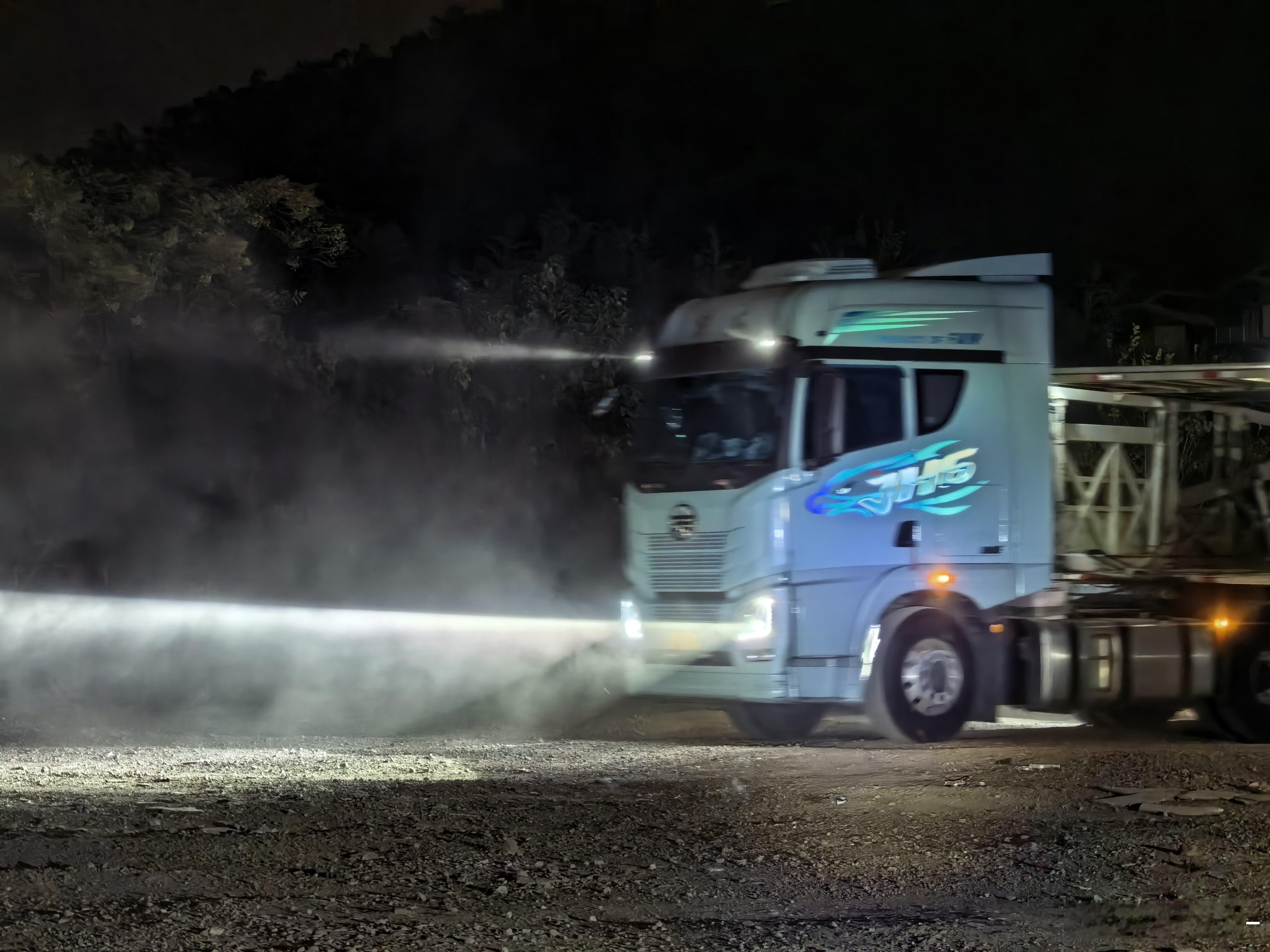 帅不帅，从小就喜欢重型卡车头随手一拍，真帅就是拍糊了，但是不耽误帅 