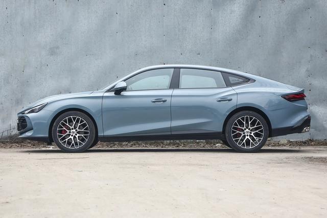 简单聊一下2026款名爵MG7，外观很好看，但是内饰一般，在2026年真有点跟不