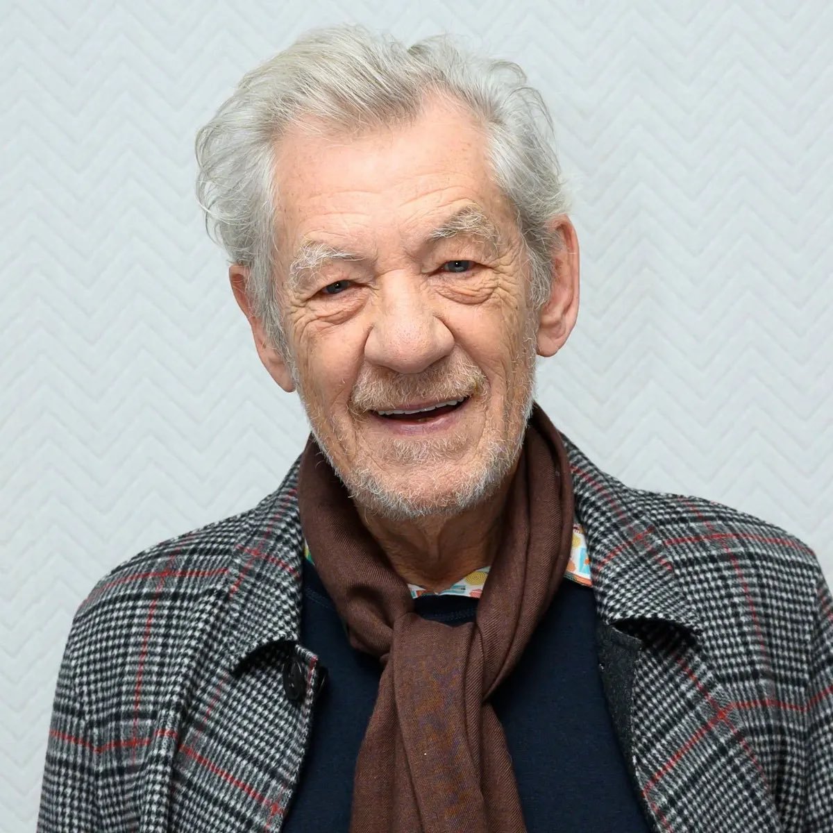 据报道，85岁的Ian McKellen近日在伦敦表演戏剧时不慎从舞台跌落，随后