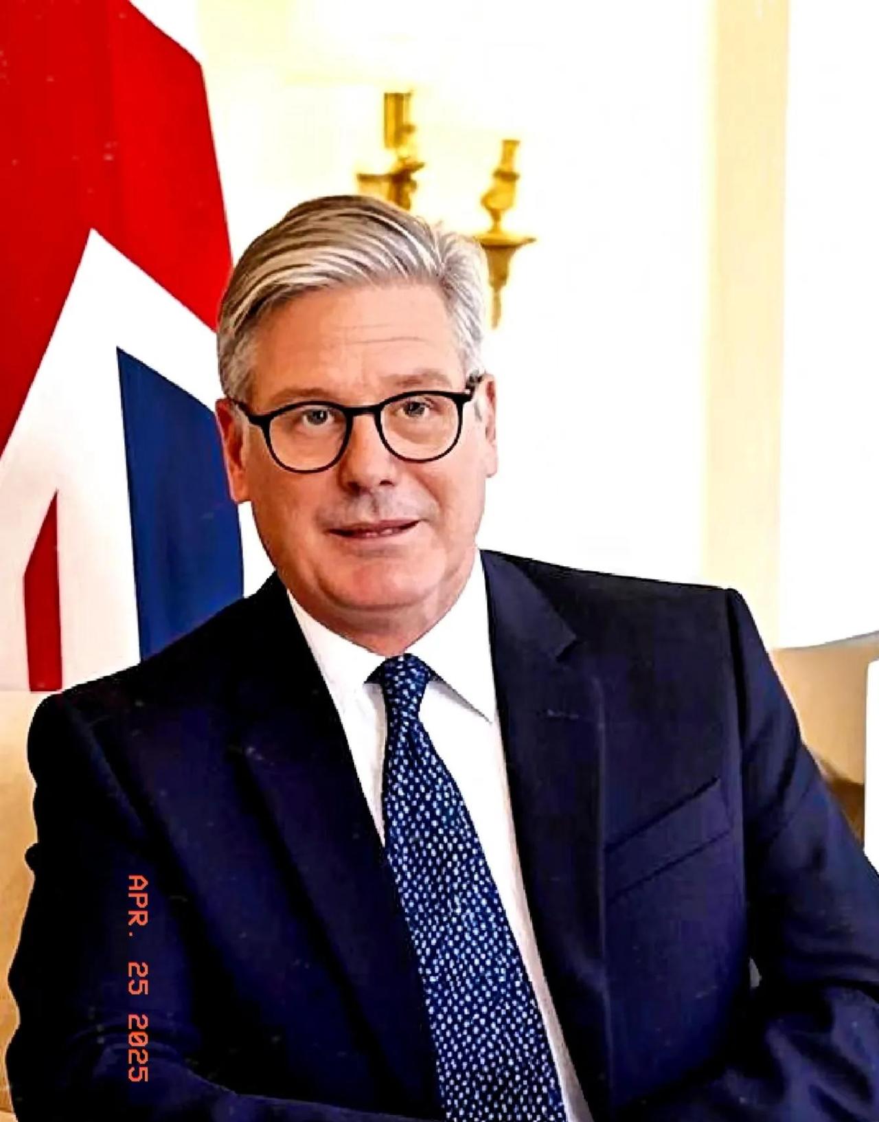 英国站起来了！英国首相斯塔默表示，格陵兰岛的未来应当是格陵兰自己和丹麦商量着来，