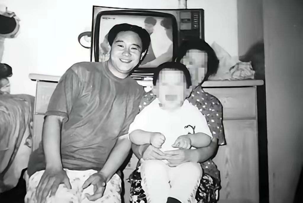 1983年，北京一名18岁少年，因抢了路人1顶帽子被判流氓罪，并处以死缓，他积极