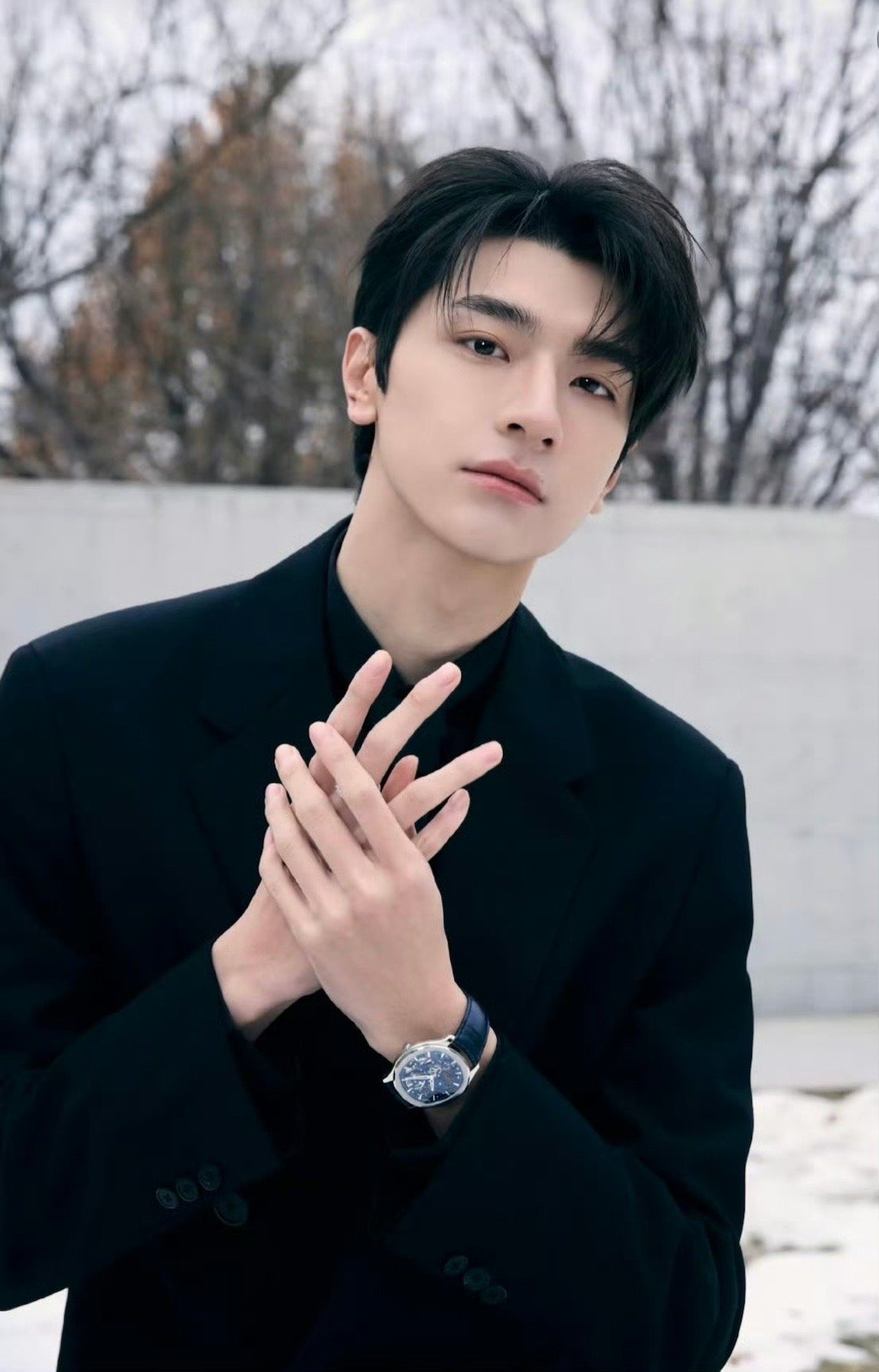 林一闺蜜我居然看到了林一的头顶 林一终于被“身高揭秘”了！工作人员举着自拍杆都快