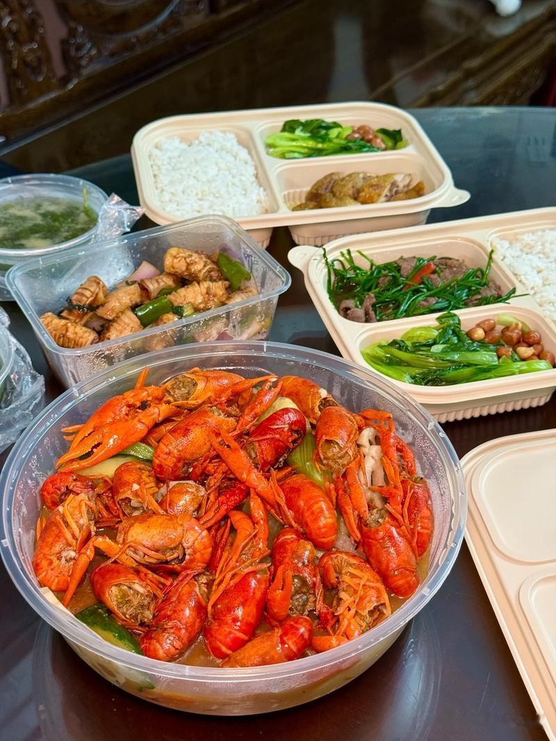 你觉得外卖食品安全卫生吗外卖食品安全参差不齐。品牌连锁门店管控规范，食材与后厨相