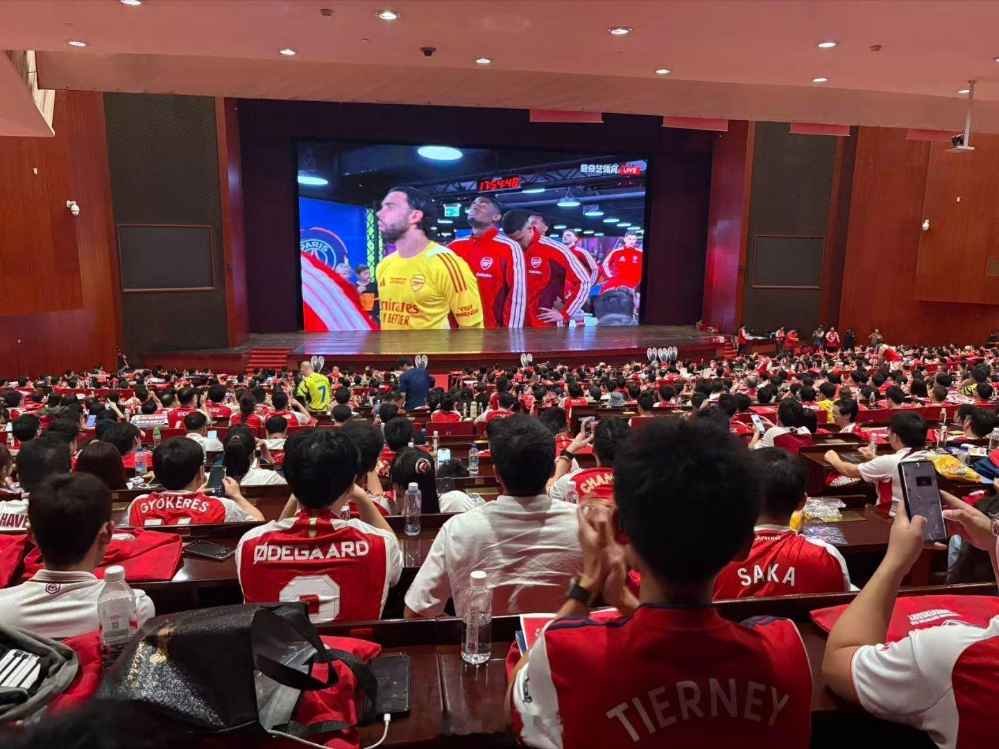 今晚广州阿森纳球迷会在白云国际会议中心集中看球，大约1300人规模。真想不到哦