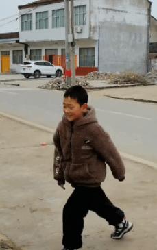 破防了！安徽宿州，男孩假期到爷爷奶奶家，在门口玩耍时，突然发现门口有军车路过，原