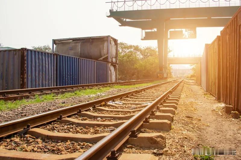 世界首次！3.5万吨“钢铁巨龙”无线协同驰骋，中国铁路创造全球奇迹  

今天，