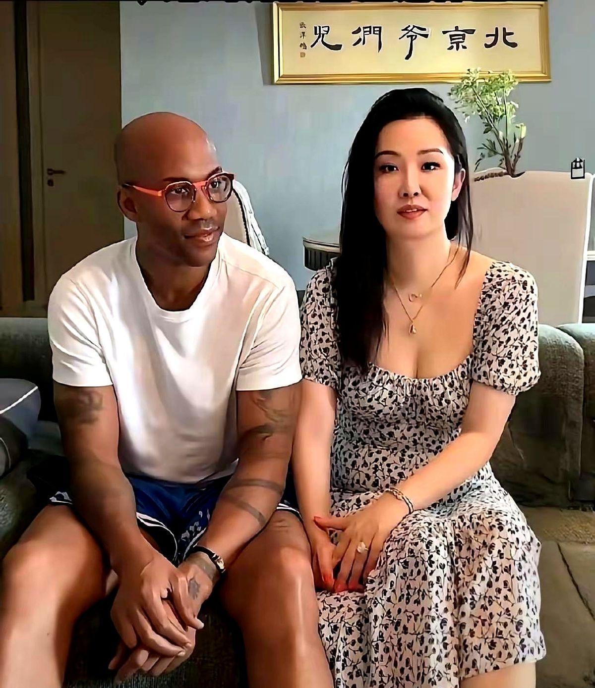 马布里，48岁，刚领着一位中国姑娘去领了证。
不是哪位球迷，是唱《中国好声音》的