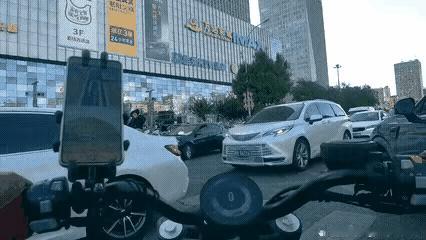 为啥要踹这一脚？男子抱着孩子过马路，白色轿车已经停车给他让路了，看到男子抱着孩子
