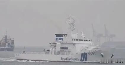 日本直接把话挑明，闹了好几天的海保船台海过航风波，彻底摆上台面摊牌。

日本共同