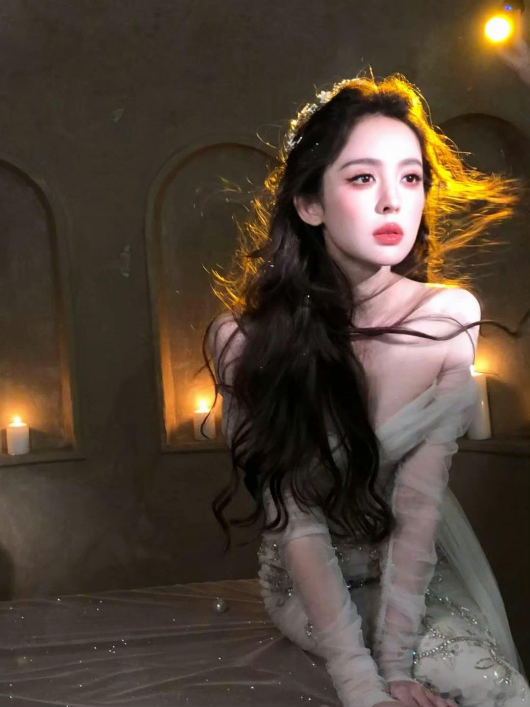 娜扎薄纱长裙造型娜扎一整个月光神女既视感娜扎薄纱长裙造型大片出炉，轻盈纱裙搭配柔