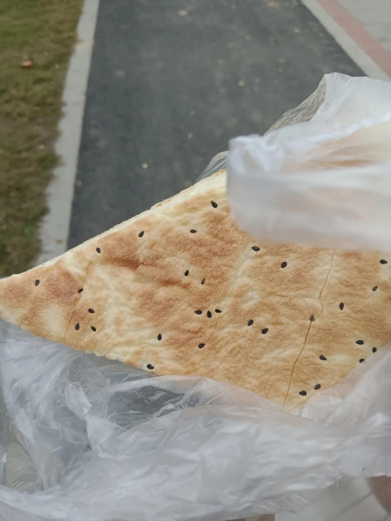冬日生活记录坐标孝感，今天下小雨了。早上去过早就买了剁馍、豆浆喝（如下图1、2）