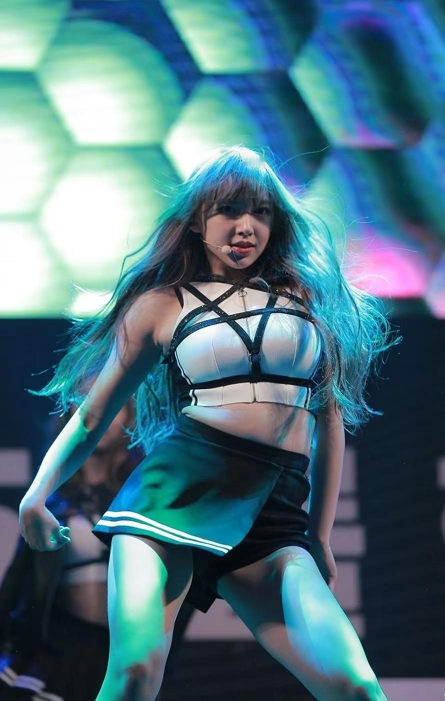 还是觉得程潇当初在韩国做女团的时候身材颜值是最巅峰的时候，而且内娱独一份。现在虽