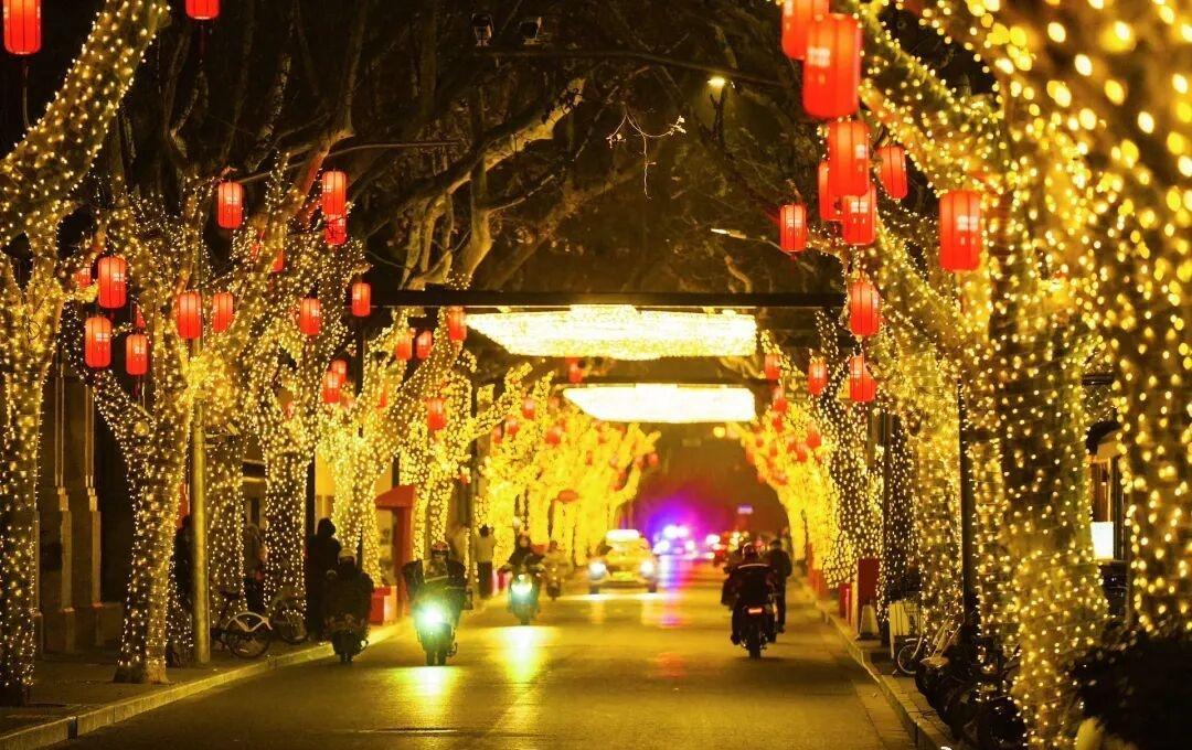 【年味满溢！徐汇春节氛围“灯”场】2026年丙午马年新春将至，徐汇区街头巷尾灯光