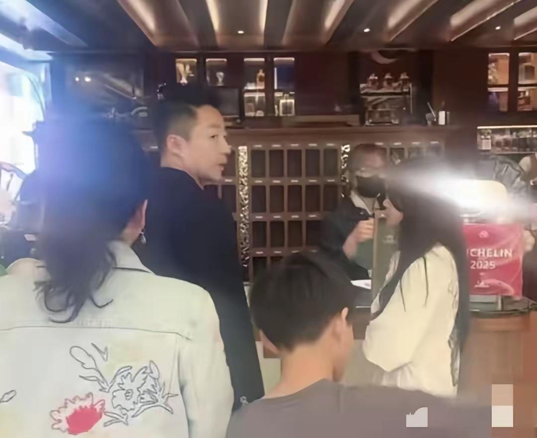 小菲的孩子们为什么去到那里都会自带流量，还用说吗？孩子们的妈妈那么优秀，所以，流
