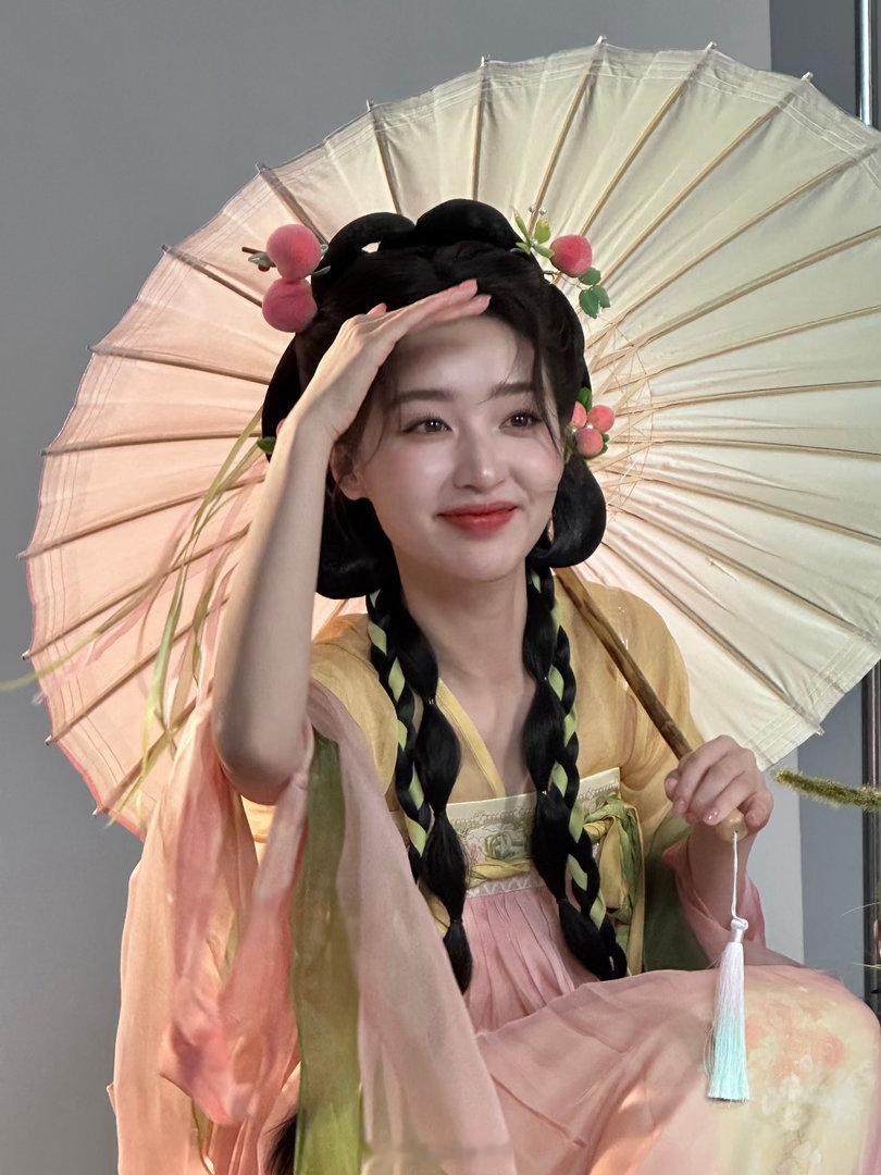 邓恩熙香香软软的小蛋糕 邓恩熙这个少女感真的太正了，不是装出来的嫩，是本身就还在