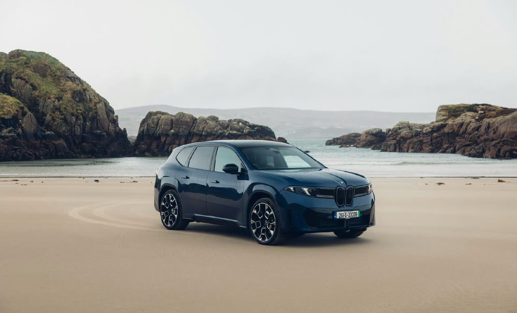 宝马新世代iX3这波盲订破2万，其实是在Model Y、小米YU7和理想i6的围