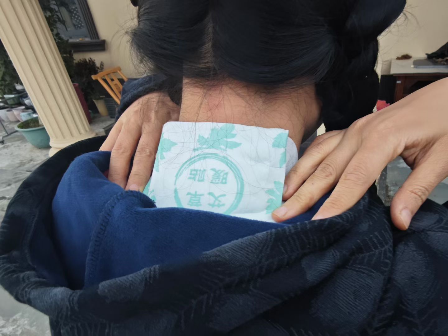 风太大，骑电车出门，回来就头疼。赶紧在大椎穴处贴一块暖贴，新一批的暖贴，温度上调