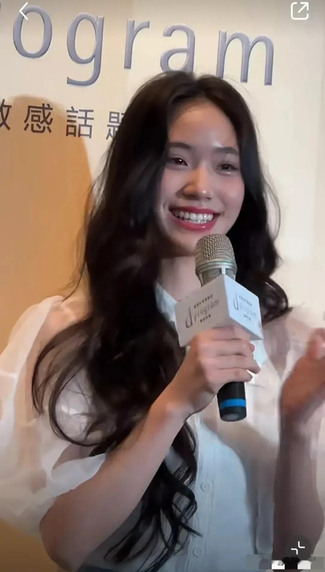 小s的二女儿还没有大S年轻的时候漂亮！只不过身材还是可以。她的长相像爸爸，鼻子有