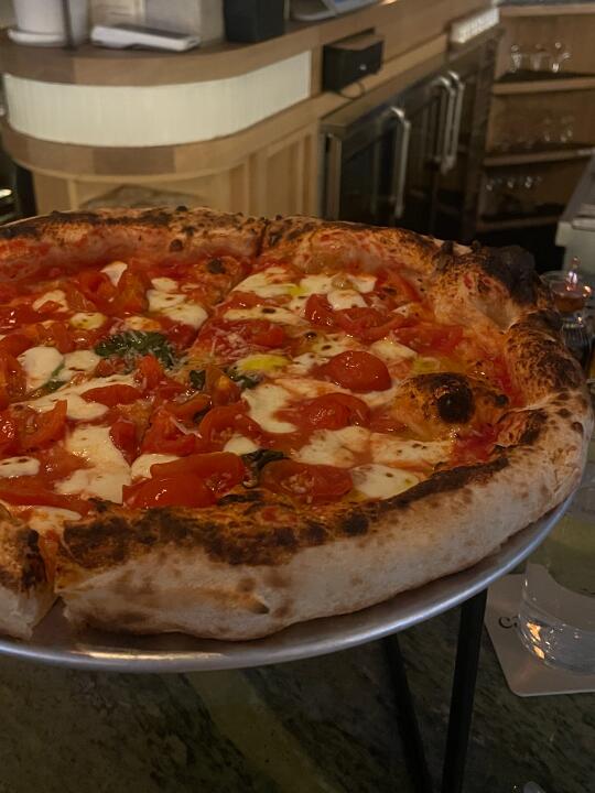 纽约东村｜$7吃枕头边玛格丽特pizza