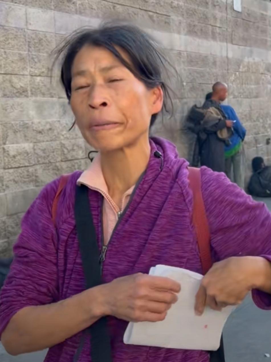 这位流落在美国街头的女子，在接受记者采访时，竟不知网络直播，由此可知她的生活环境