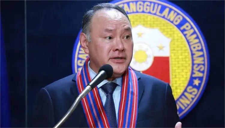 现实版东郭与狼！拿了咱的好处转头就咬人！
菲律宾国防部长特奥多罗，最近放了一句话
