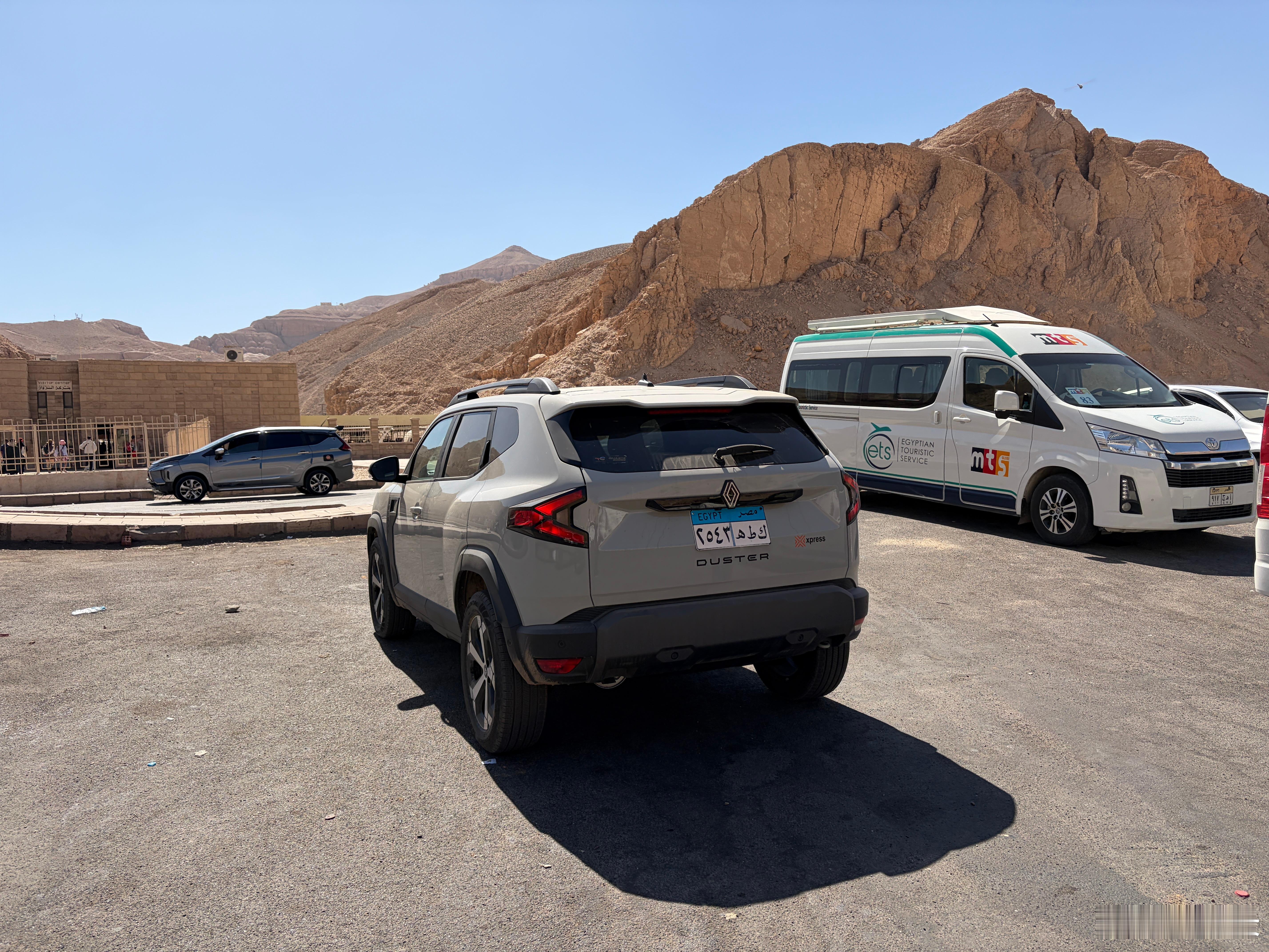 开着啥感受呢？嗯……这是一个汽车。比较硬，转向比较轻快，可能和比较硬也有关系。不