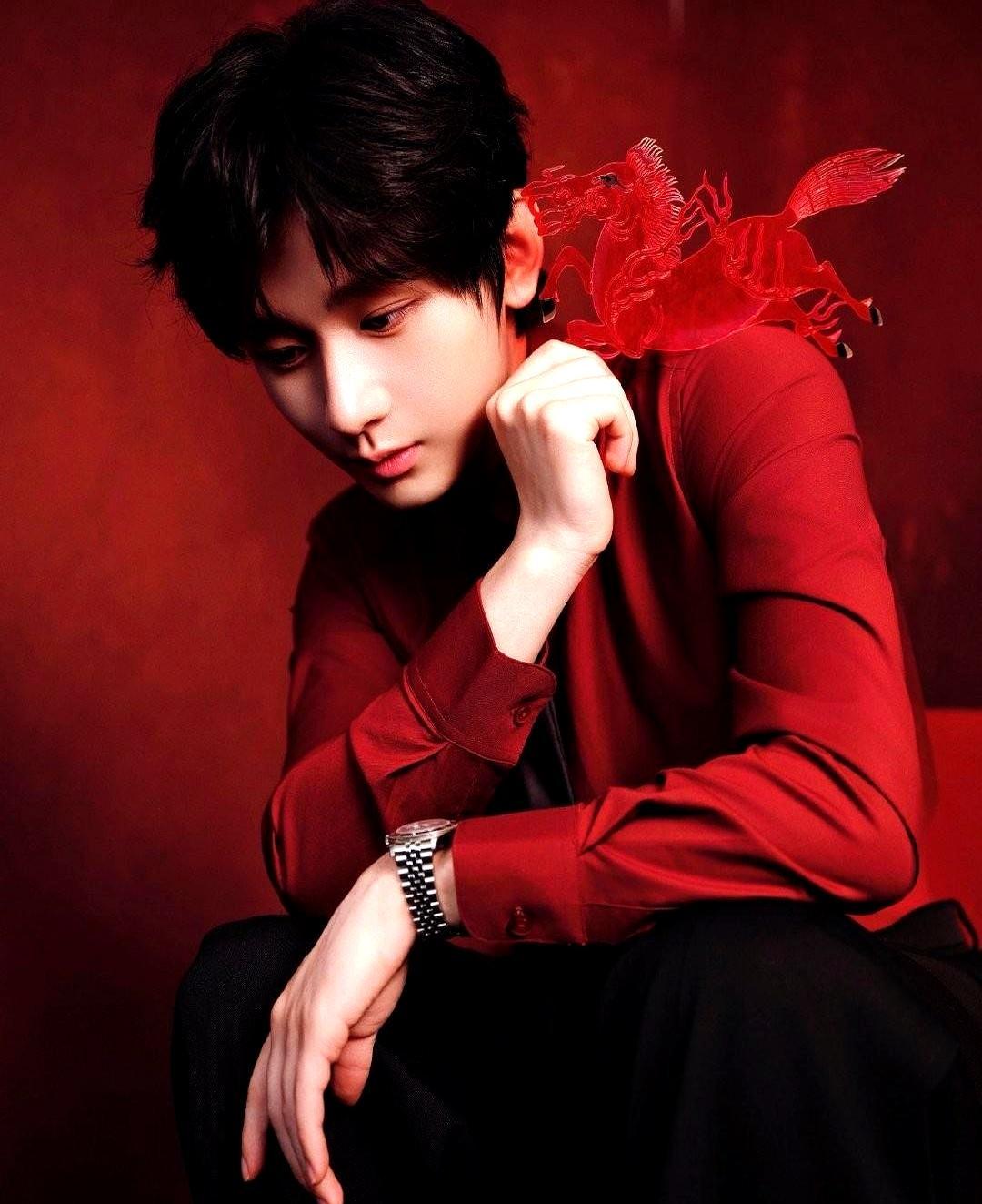 成毅被夸上热搜，我却闻到了血腥味。一句“他太棒了，不该扛那么多”，直接把锅死死扣