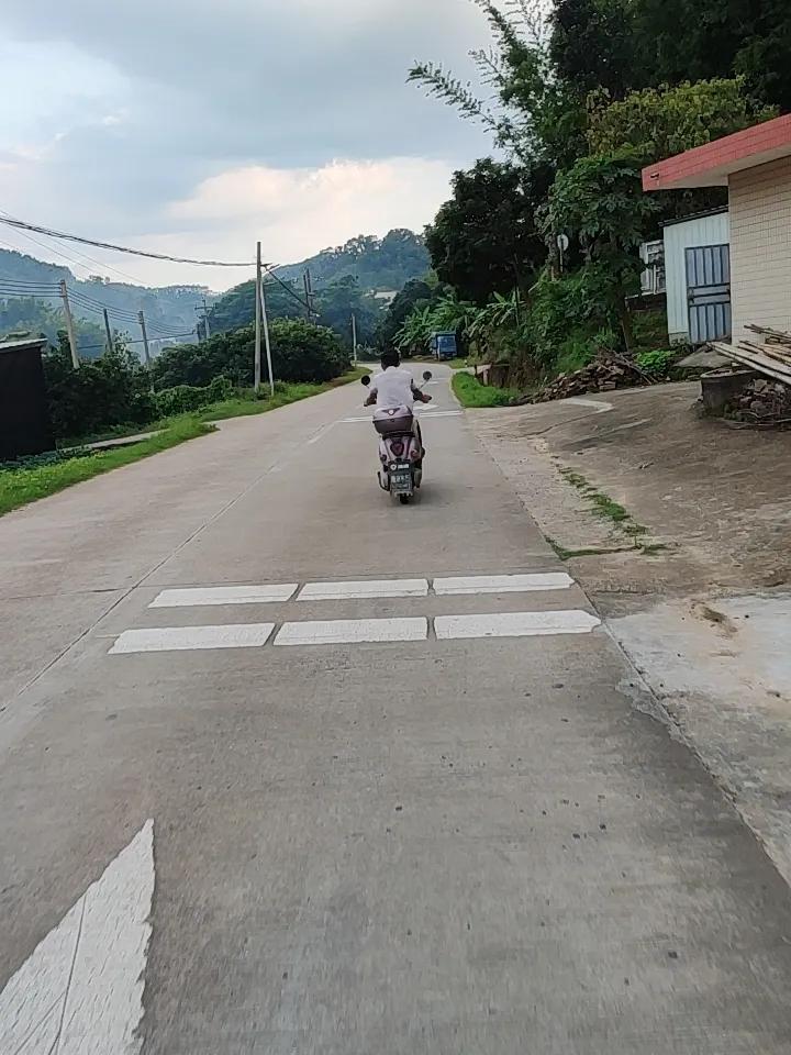 给大家分享一张我家乡街道的图片。画面里，街道两旁的老房子错落有致，斑驳的墙壁仿佛
