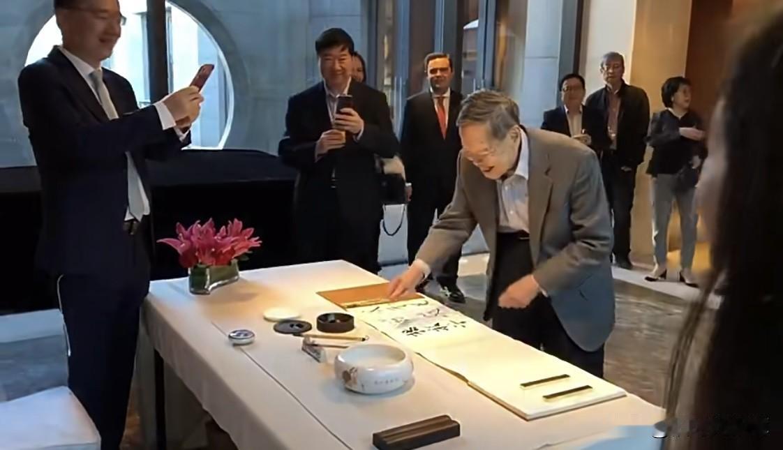 102岁杨振宁携手翁帆庆20周年金婚，夫妻恩爱互动。

即便已经是百岁高龄，但杨