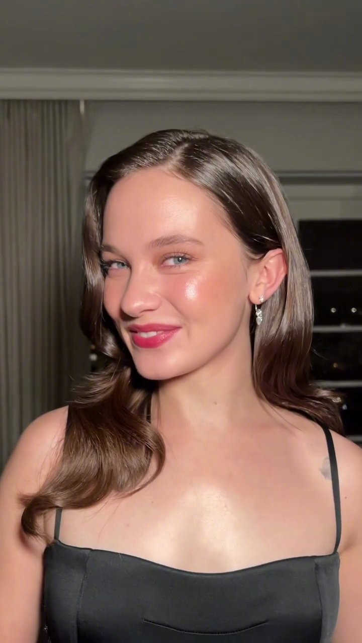 卡莉·史派妮，洛杉矶首映造型幕后及红毯照。本片11月26日北美小范围上映，12月