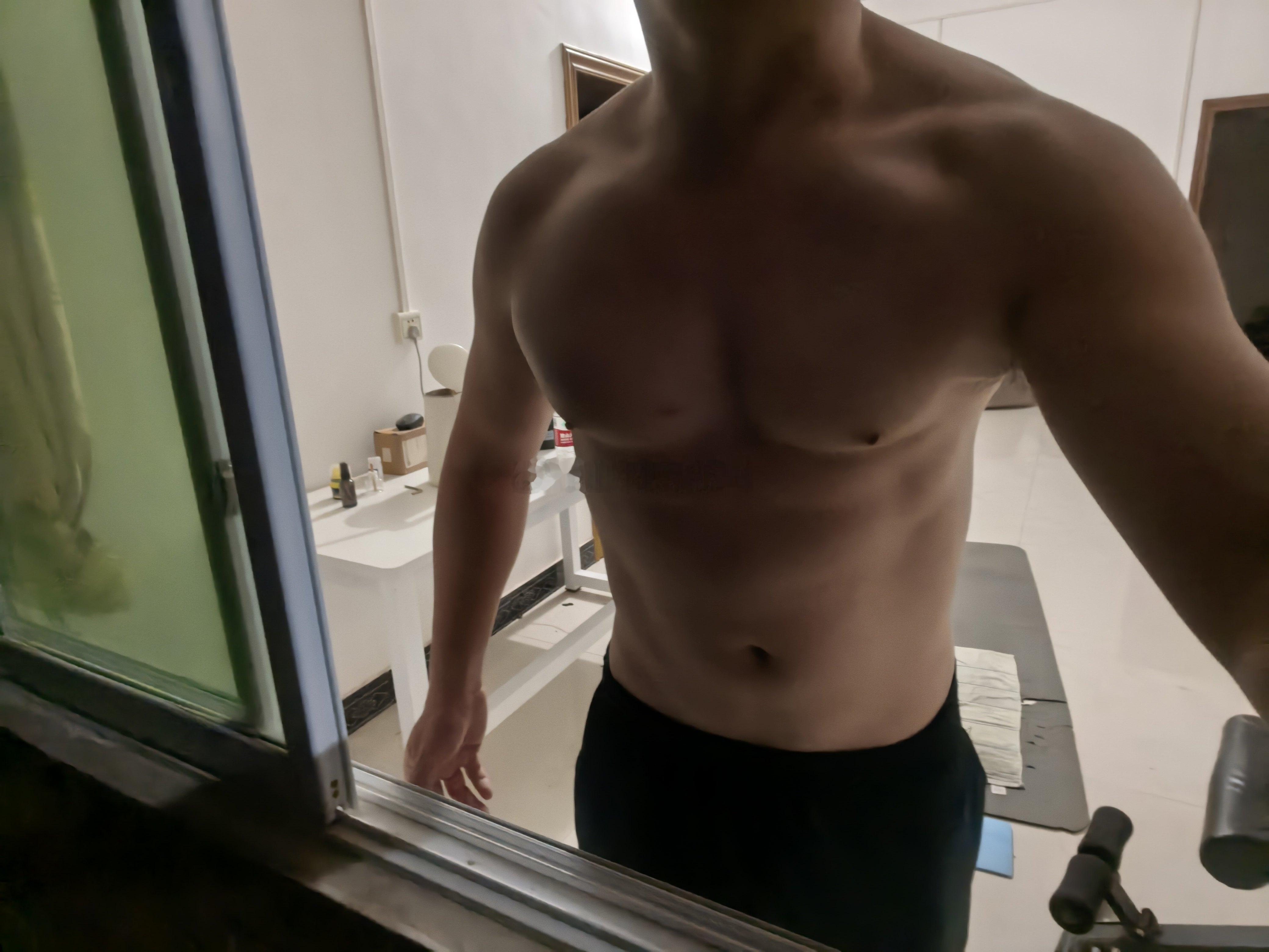 俺的胸肌大吧不大！[嘻嘻]运动打卡运动就是坚持胸肌 ​​​