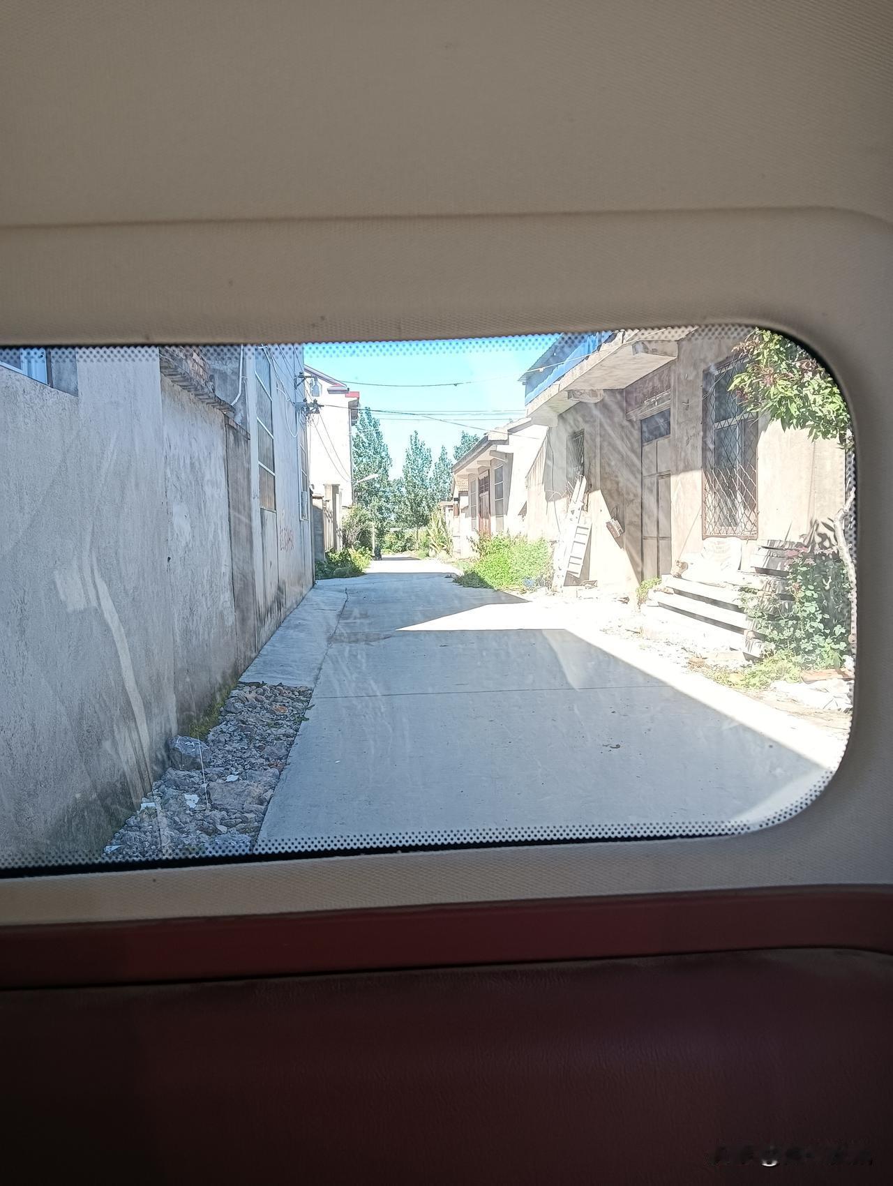 这是一条通往村庄外的小路。