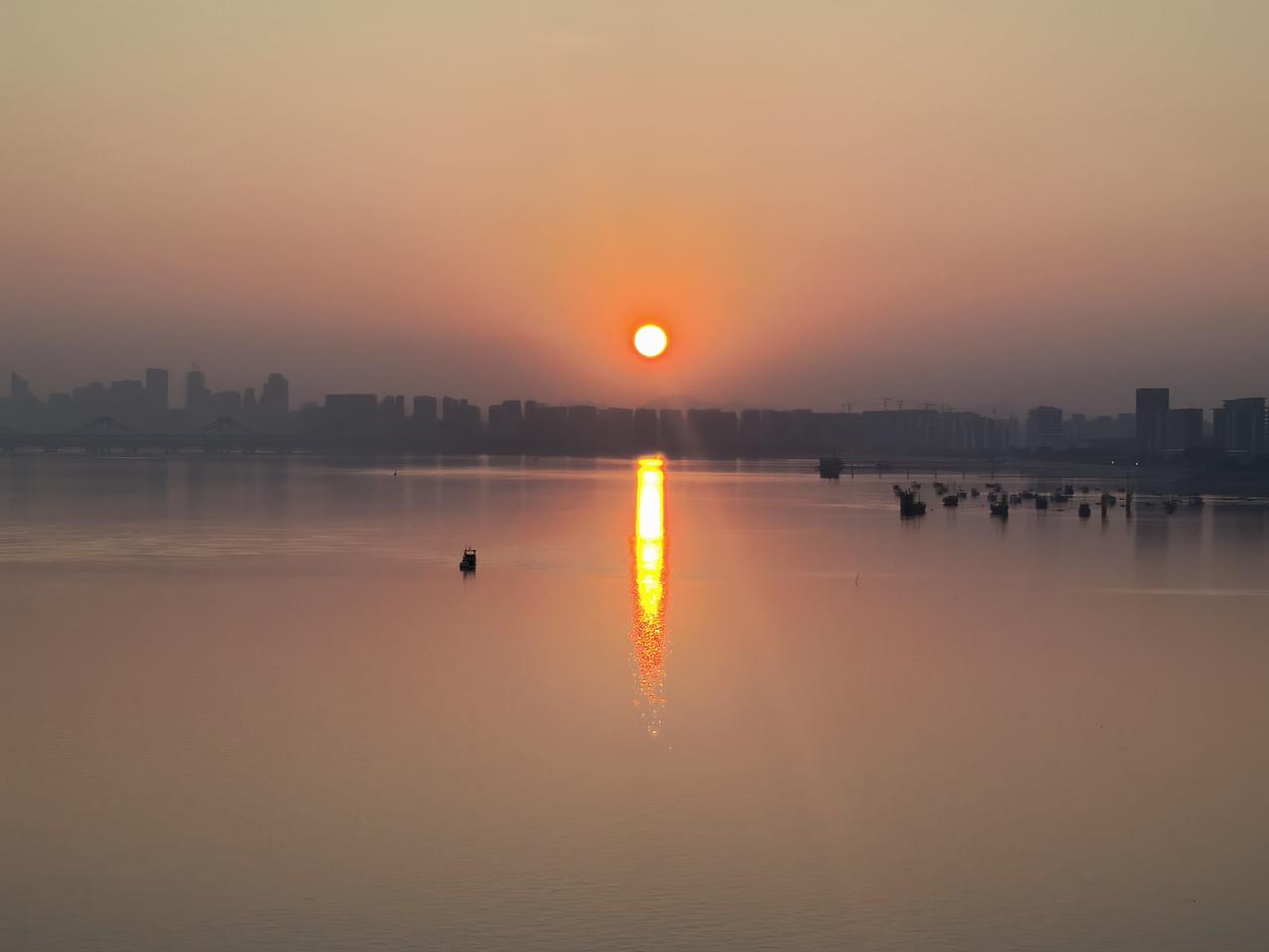 钱塘江阔夕阳红