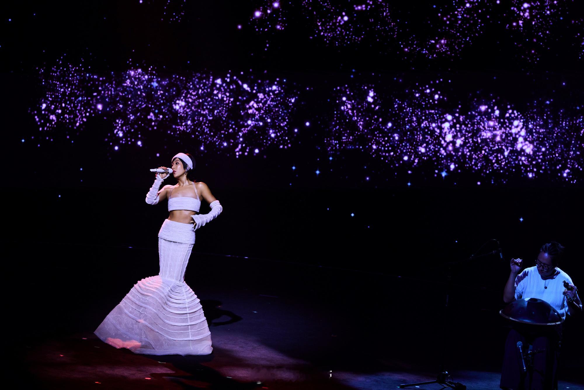 吉克隽逸三段式绷带造型 吉克隽逸这身造型也太敢了吧！三段式绷带设计未来感十足，黑