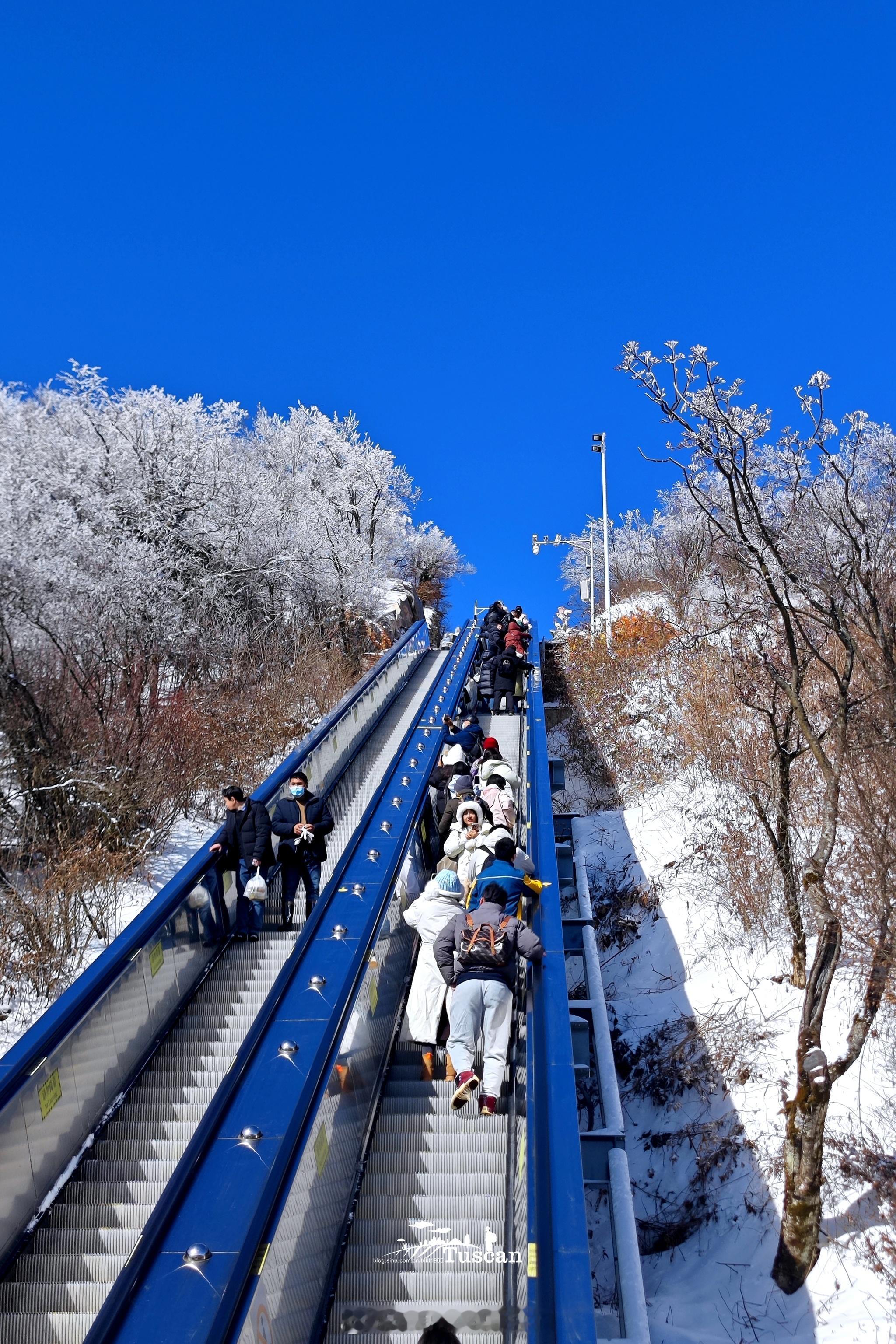 雪后初霁，汉中龙头山尽显雄浑壮丽之美。广袤的山脉在白雪的映衬下，更显巍峨挺拔，仿