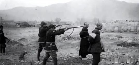 1950年，一野贺兰山剿匪，一名炊事员，给俘虏绑绳时，笑道：“为抓你，钻山里七个