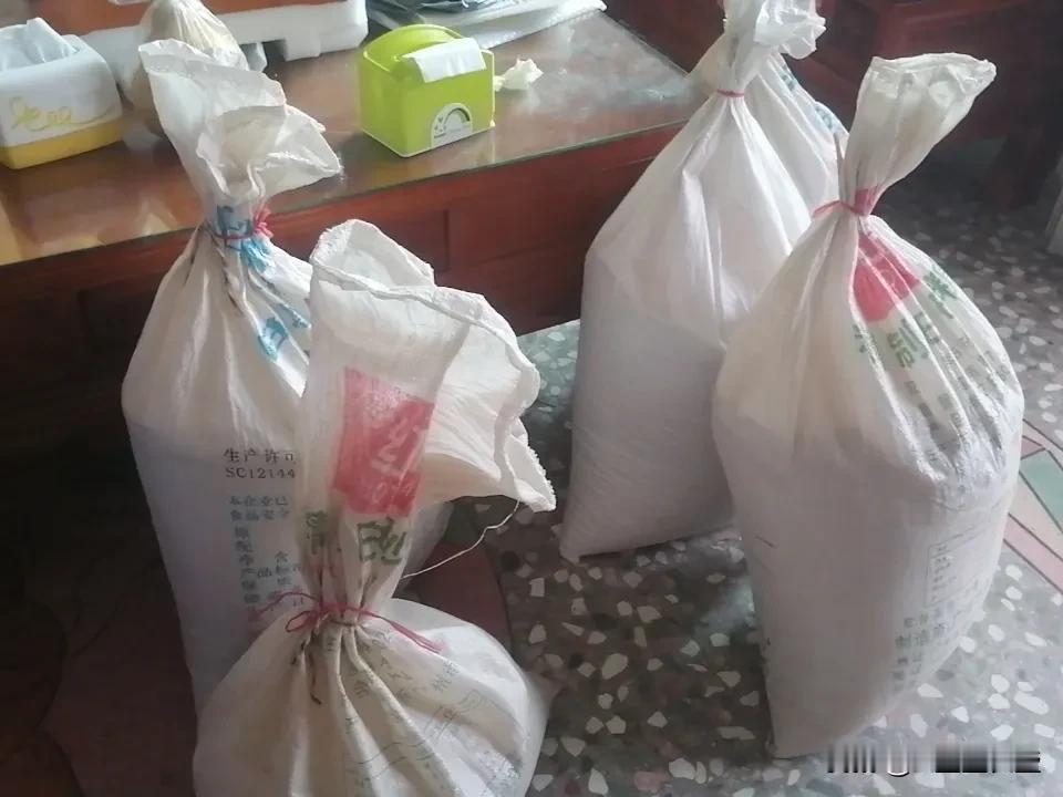 这么多谷准备碾米过年吃，鸡也要吃！