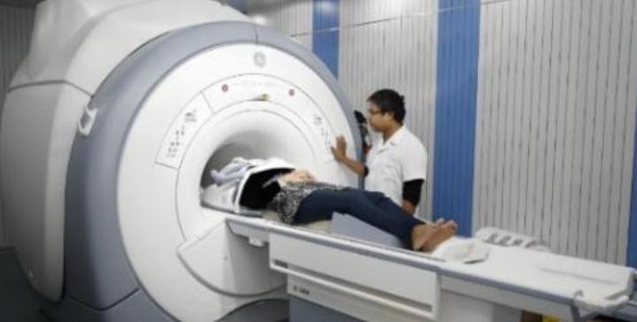 医院的核磁共振仪一台就要上千万，而一旦开机就尽量不关机，一天光电费就要1500元