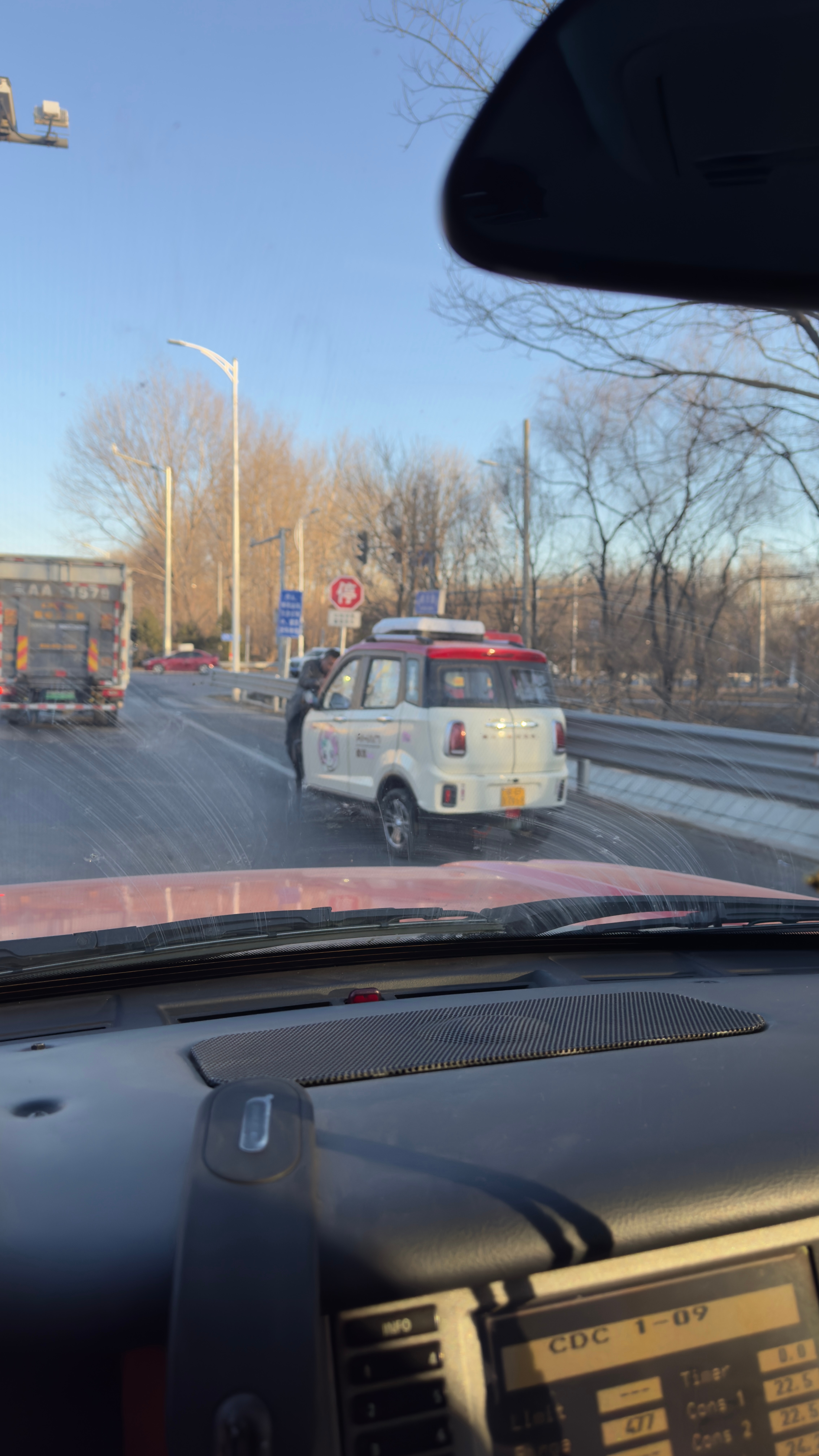 一台电动MINI轻轻追尾了一台老卫士，MINI居然有牛栏杠交通安全追尾